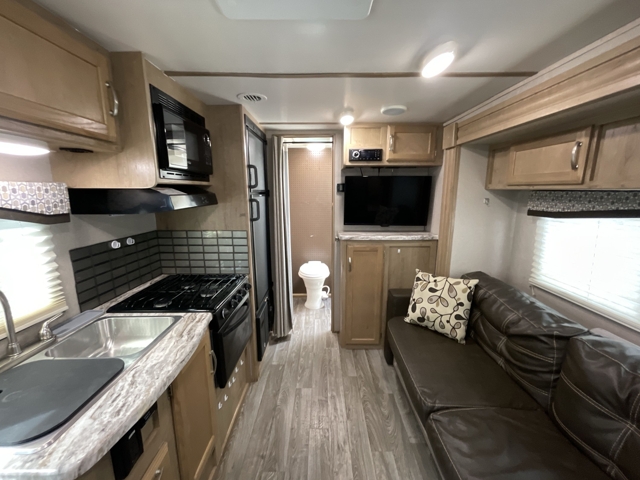 2020 Winnebago Micro Minnie 2106DS — photo 3 of 8