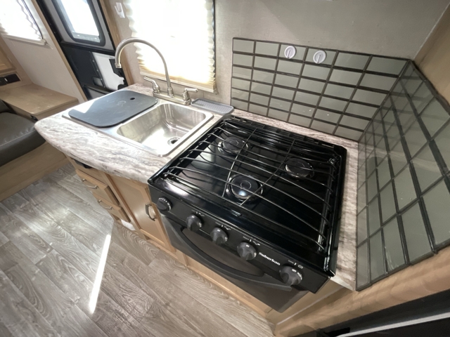2020 Winnebago Micro Minnie 2106DS — photo 6 of 8