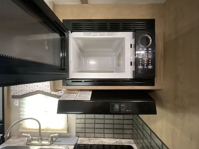 2020 Winnebago Micro Minnie 2106DS — photo 8 of 8