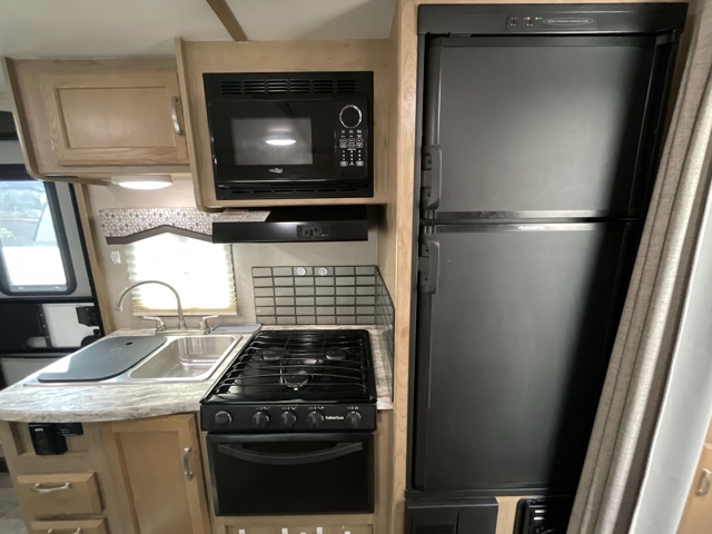 2020 Winnebago Micro Minnie 2106DS — photo 5 of 8