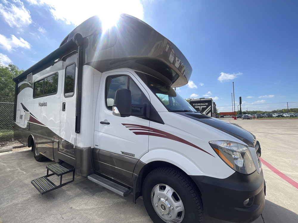 2016 WINNEBAGO NAVION 24M