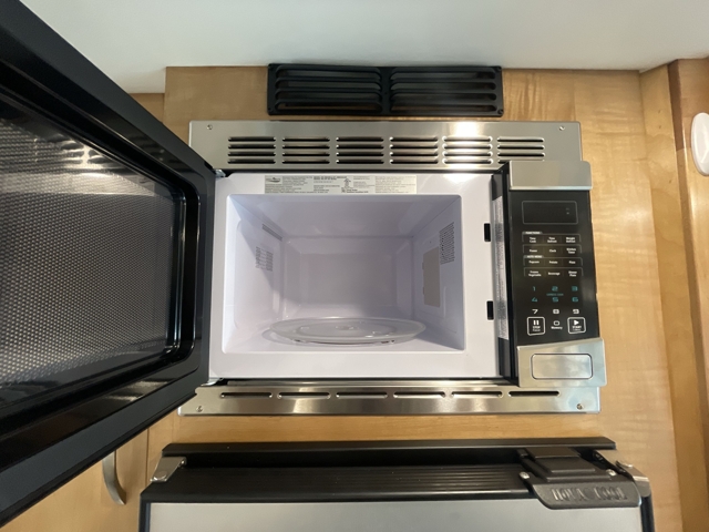 2021 Coachmen Beyond 22D — photo 2 of 8
