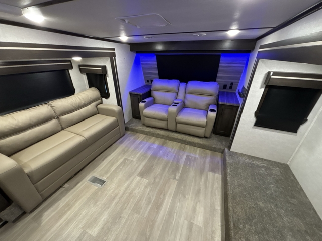 2022 Crossroads Cruiser 3841FL — photo 2 of 8