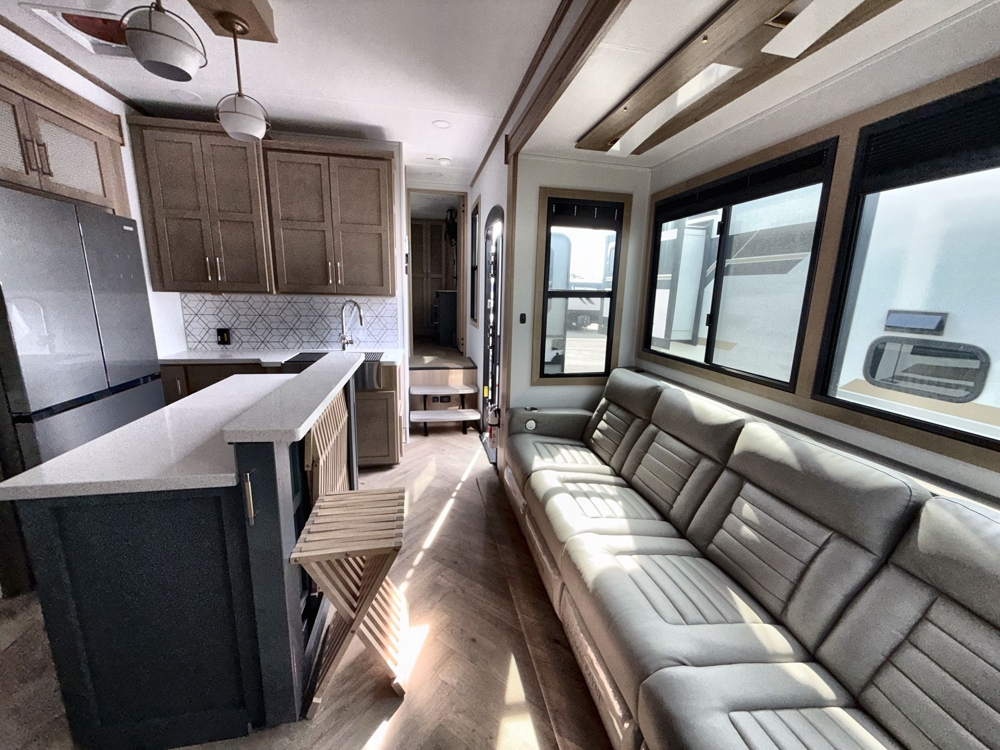 2026 Keystone Raptor 352 — photo 4 of 8