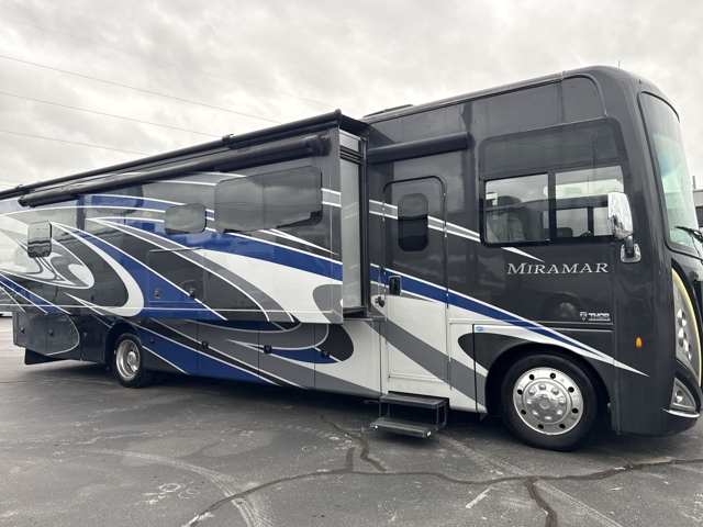 2022 Thor Miramar 35.2 — photo 6 of 8