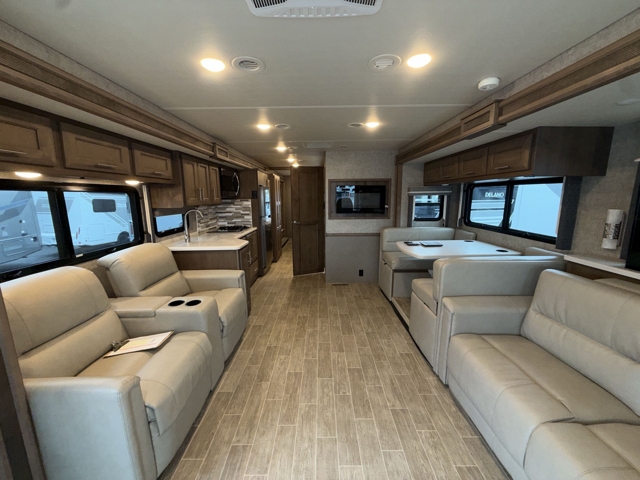 2022 Thor Miramar 35.2 — photo 3 of 8