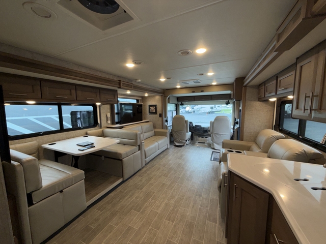 2022 Thor Miramar 35.2 — photo 4 of 8