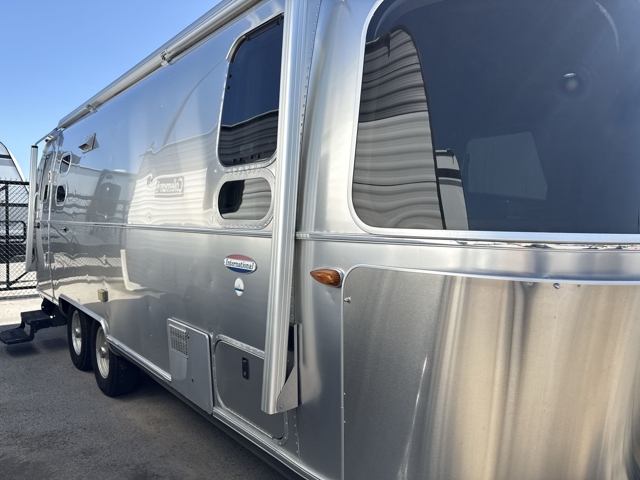 2016 Airstream International Serenity 25FB — photo 5 of 8
