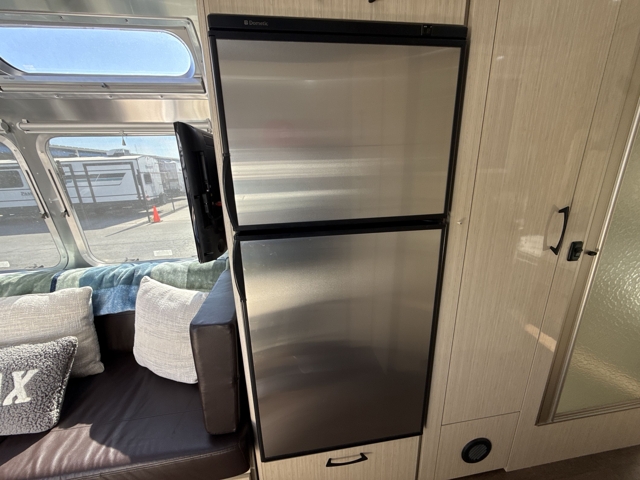 2016 Airstream International Serenity 25FB — photo 8 of 8