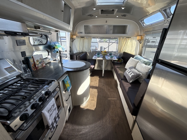 2016 Airstream International Serenity 25FB — photo 3 of 8