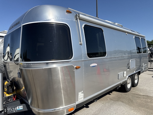 2016 Airstream International Serenity 25FB — photo 6 of 8