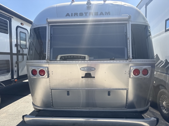 2017 Airstream Classic 30 — photo 8 of 8