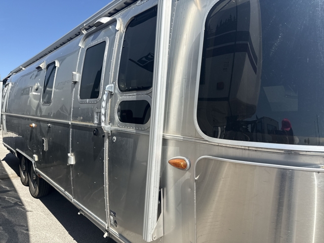 2017 Airstream Classic 30 — photo 6 of 8