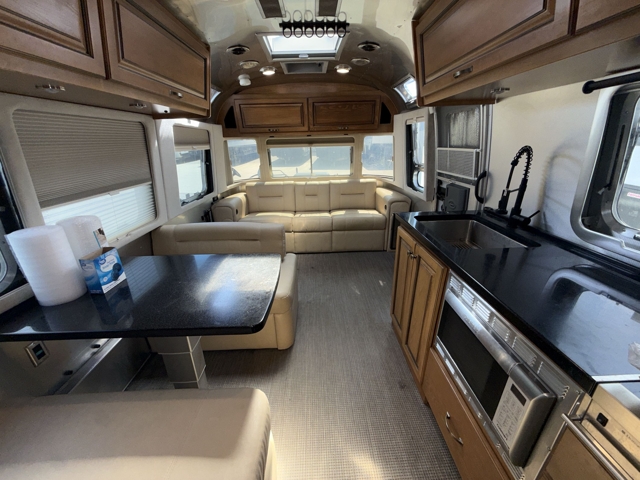 2017 Airstream Classic 30 — photo 3 of 8