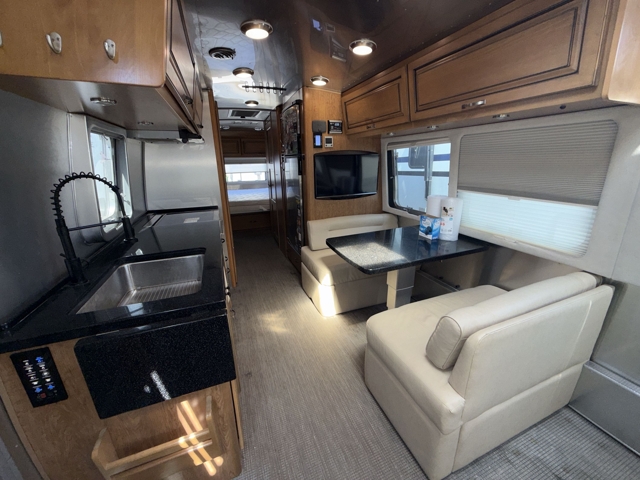 2017 Airstream Classic 30 — photo 4 of 8