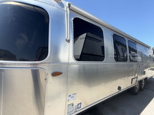 2017 Airstream Classic 30 — photo 7 of 8