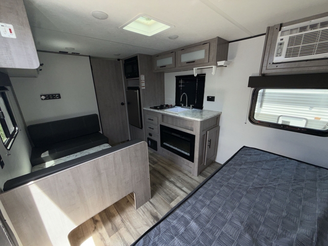 2024 Coleman Coleman Lantern LT 17R — photo 3 of 8