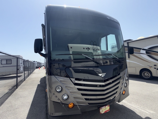2018 Fleetwood Storm 32A — photo 5 of 8