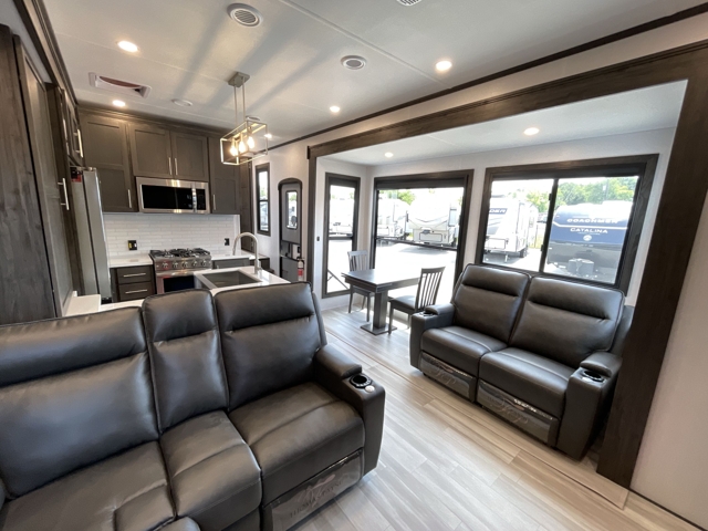2025 Keystone Fuzion 440 — photo 4 of 8