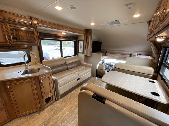 2017 Thor Four Winds 35SD — photo 3 of 8