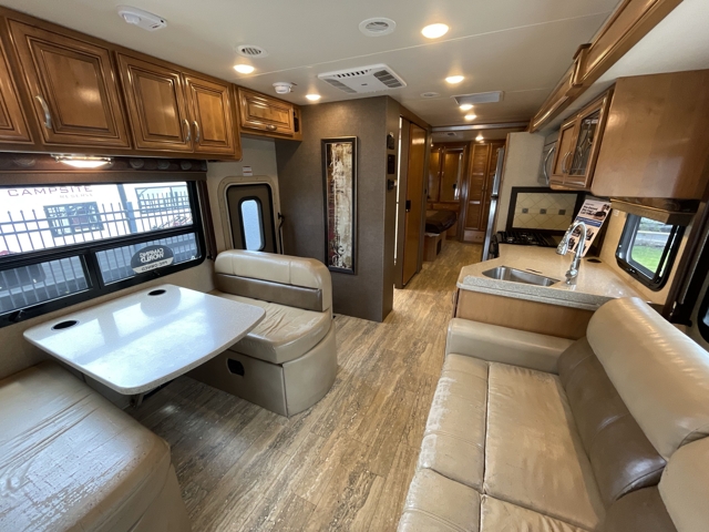 2017 Thor Four Winds 35SD — photo 4 of 8