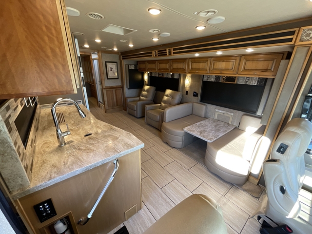 2019 Tiffin Allegro 32SA22K — photo 2 of 8