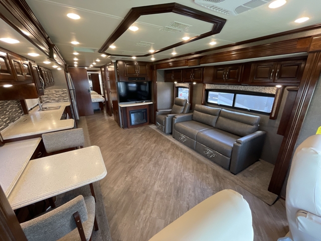 2018 Fleetwood Pace Arrow Lxe 38F — photo 3 of 8
