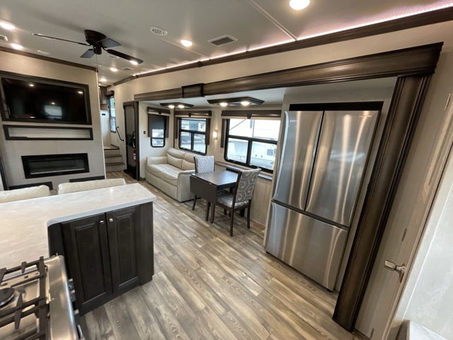2022 Forest River Cardinal Luxury 390FBX — photo 4 of 8