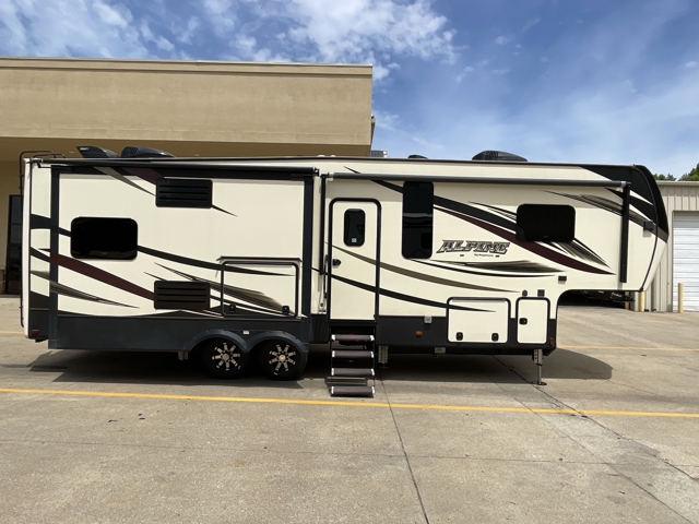 2017 Keystone Alpine 3300GR — photo 6 of 8