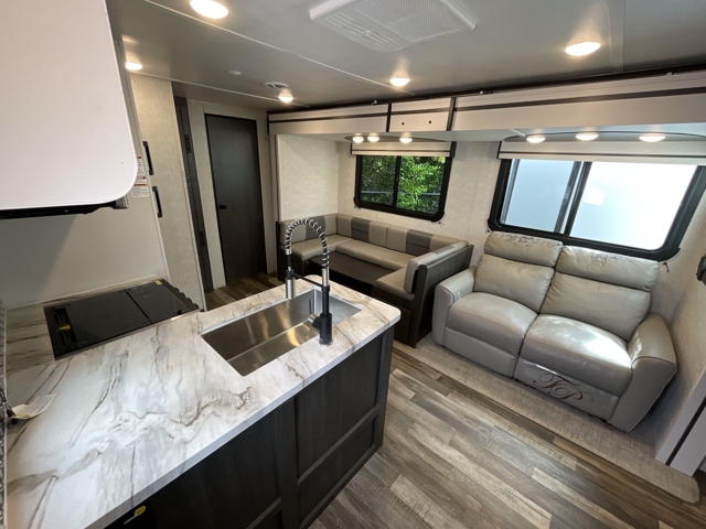 2022 Crossroads Cruiser Aire 33BHB — photo 2 of 8