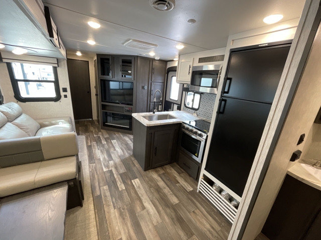 2022 Crossroads Cruiser Aire 33BHB — photo 3 of 8