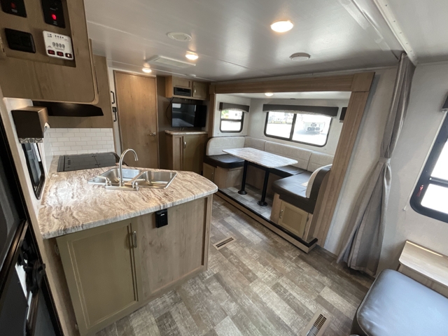 2020 Winnebago Minnie 2201MB — photo 3 of 8