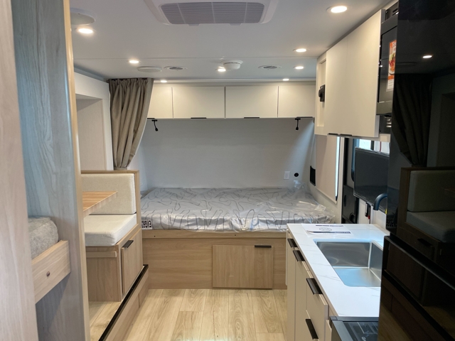 2026 Winnebago Micro Minnie 2100BH — photo 4 of 8
