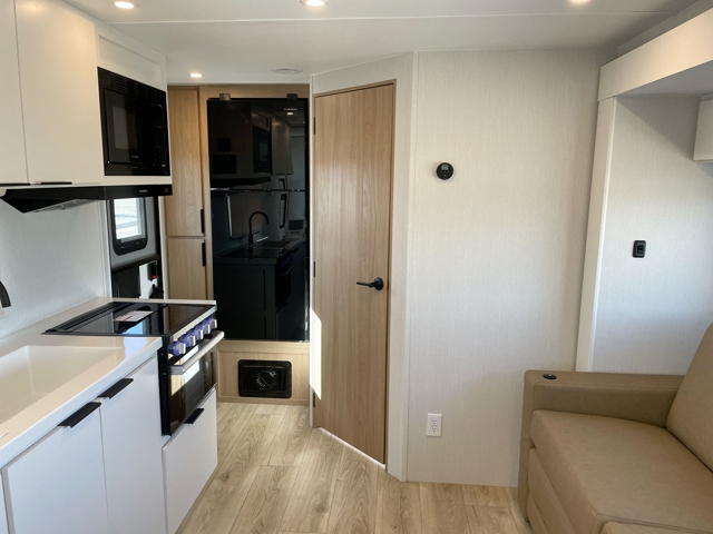 2026 Winnebago Thrive 18FBS — photo 4 of 8