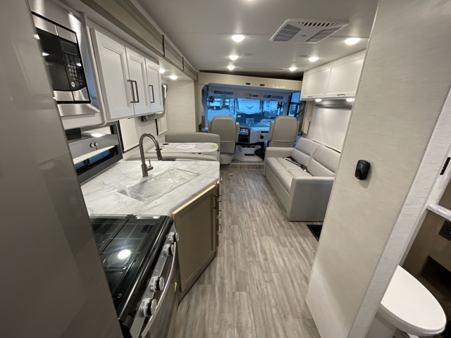 2026 Thor Freedom Traveler B30 — photo 4 of 8