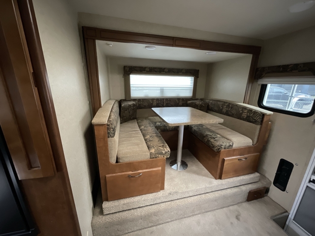 2015 Lance Lance 992 — photo 4 of 8