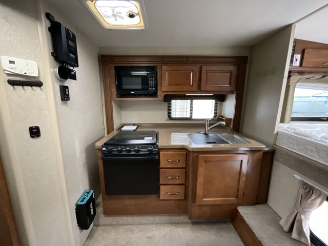2015 Lance Lance 992 — photo 5 of 8