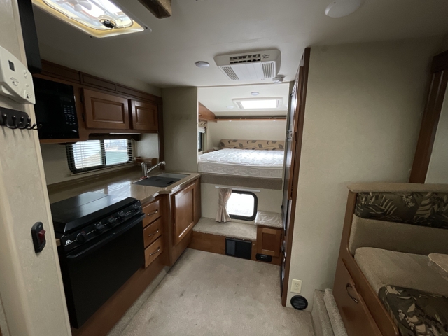 2015 Lance Lance 992 — photo 2 of 8