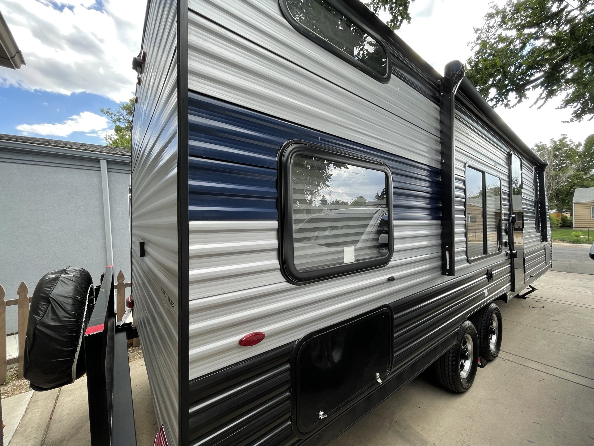 2022 FOREST RIVER Cherokee Grey Wolf 26djse