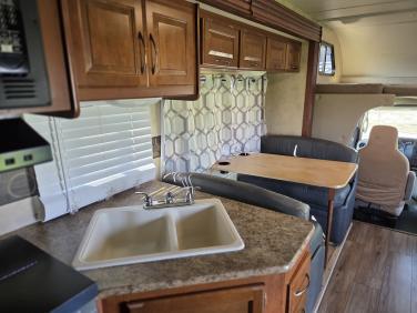 2012 THOR MOTOR COACH CHATEAU 28Z