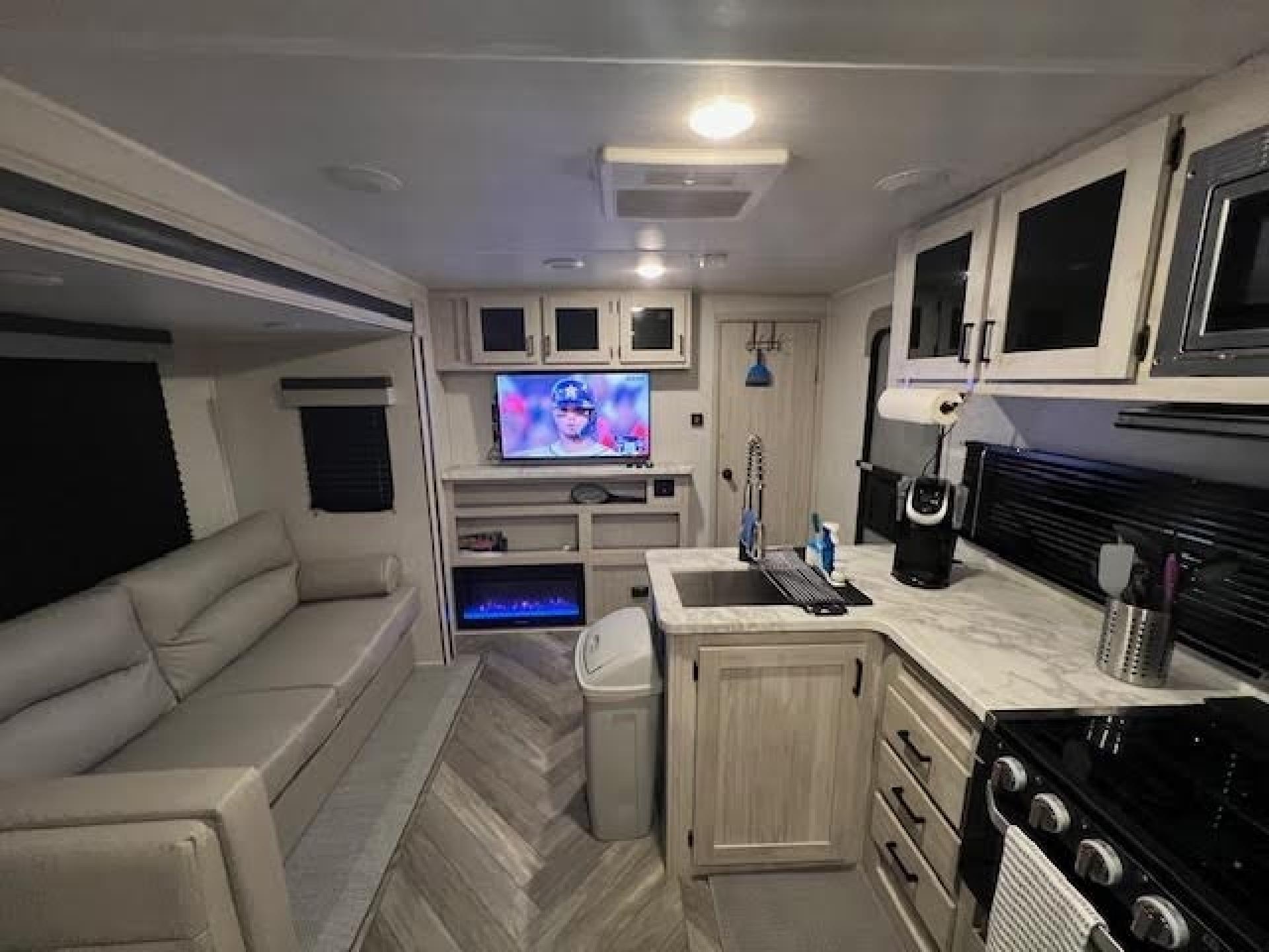 2022 FOREST RIVER  EAST TO WEST Della Terra  271BH