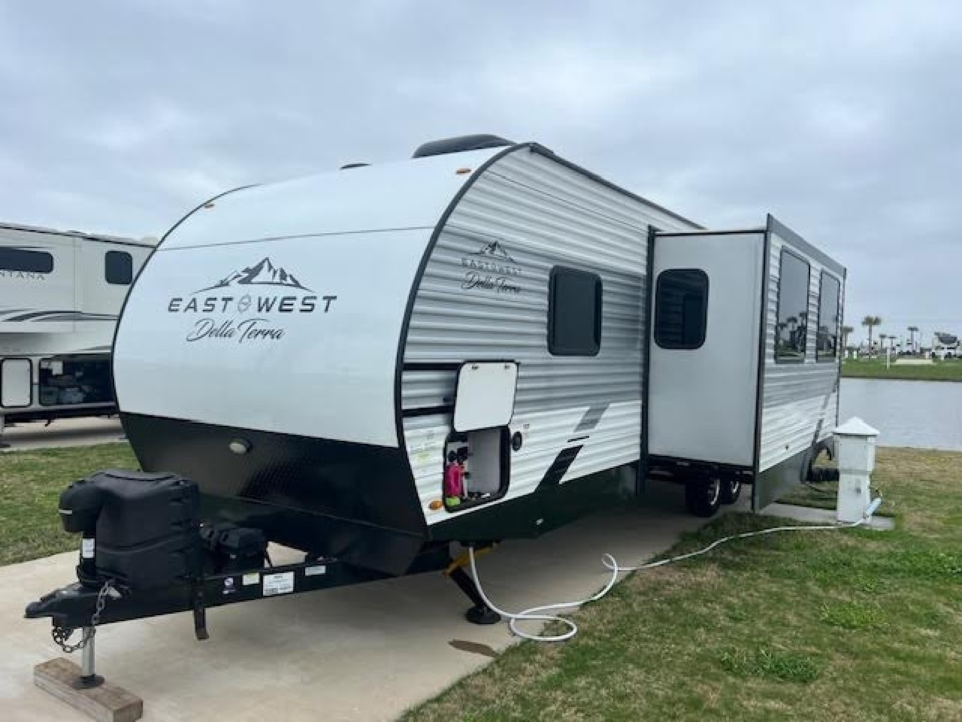 2022 FOREST RIVER  EAST TO WEST Della Terra  271BH