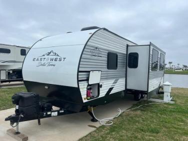 2022 FOREST RIVER  EAST TO WEST Della Terra  271BH