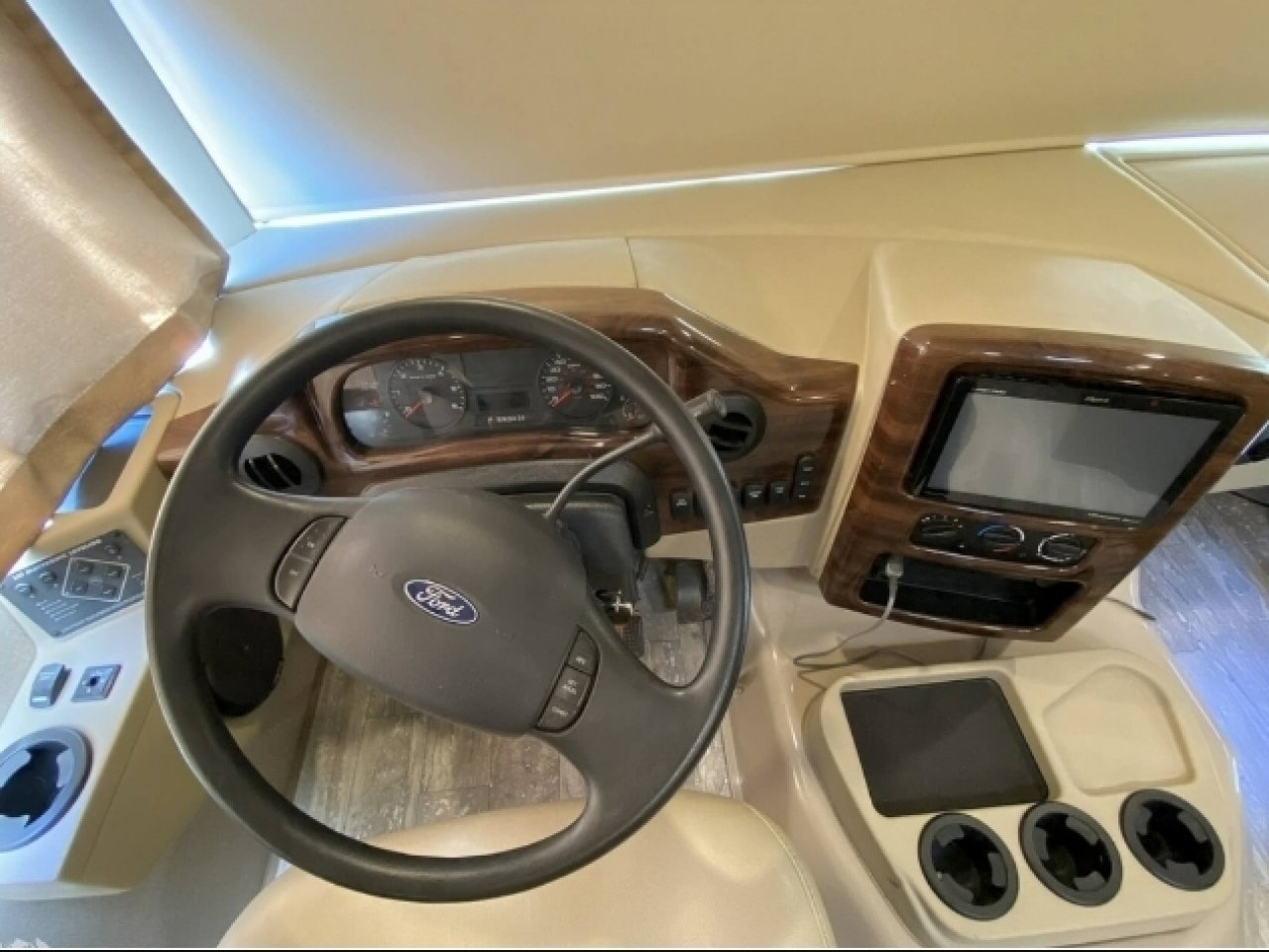 2018 THOR MOTOR COACH HURRICANE 29M