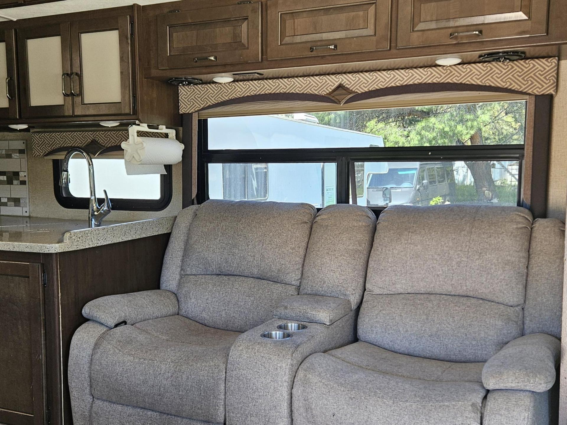 2018 THOR MOTOR COACH HURRICANE 29M