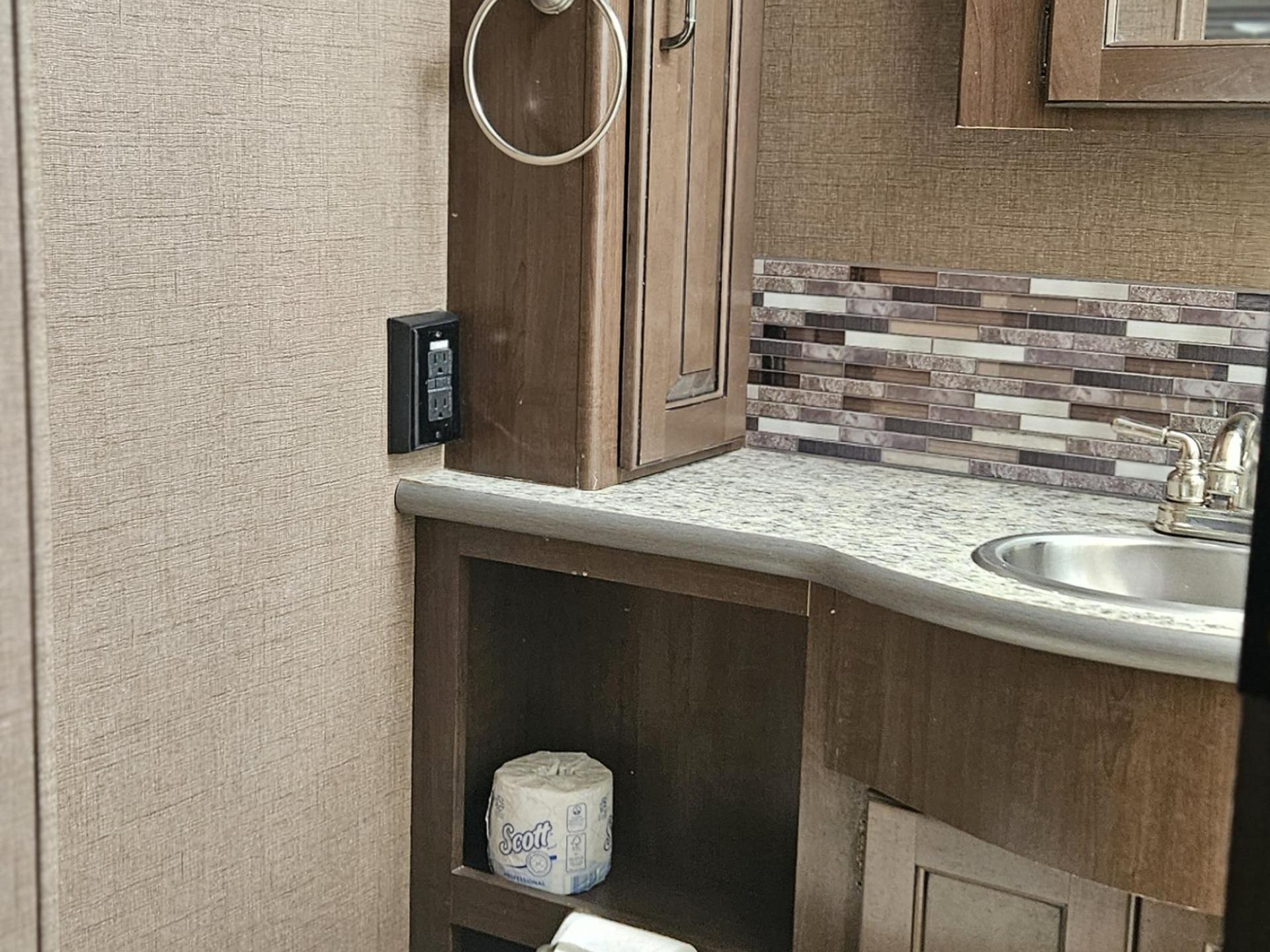 2018 THOR MOTOR COACH HURRICANE 29M