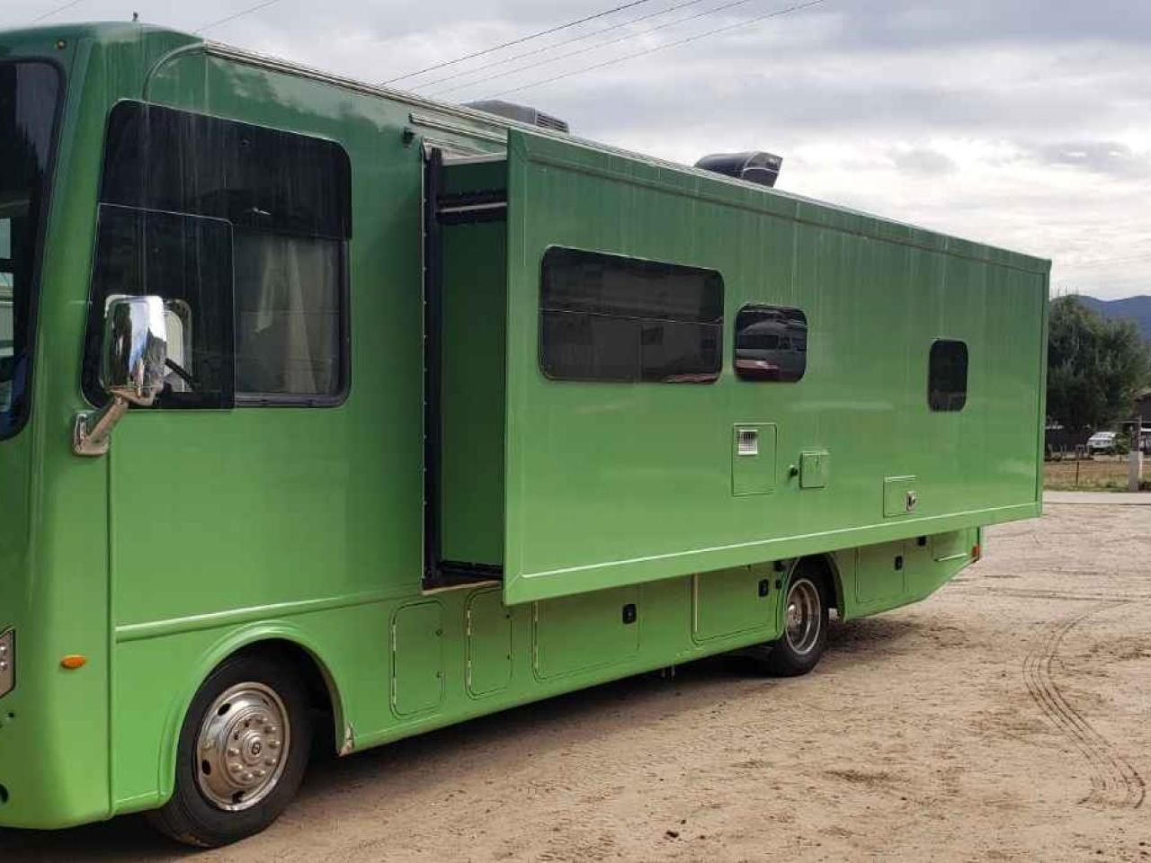 2018 THOR MOTOR COACH HURRICANE 29M