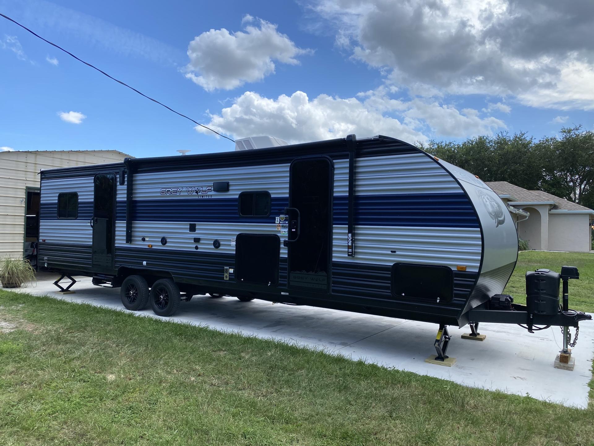 2022 FOREST RIVER GREY WOLF 27RR