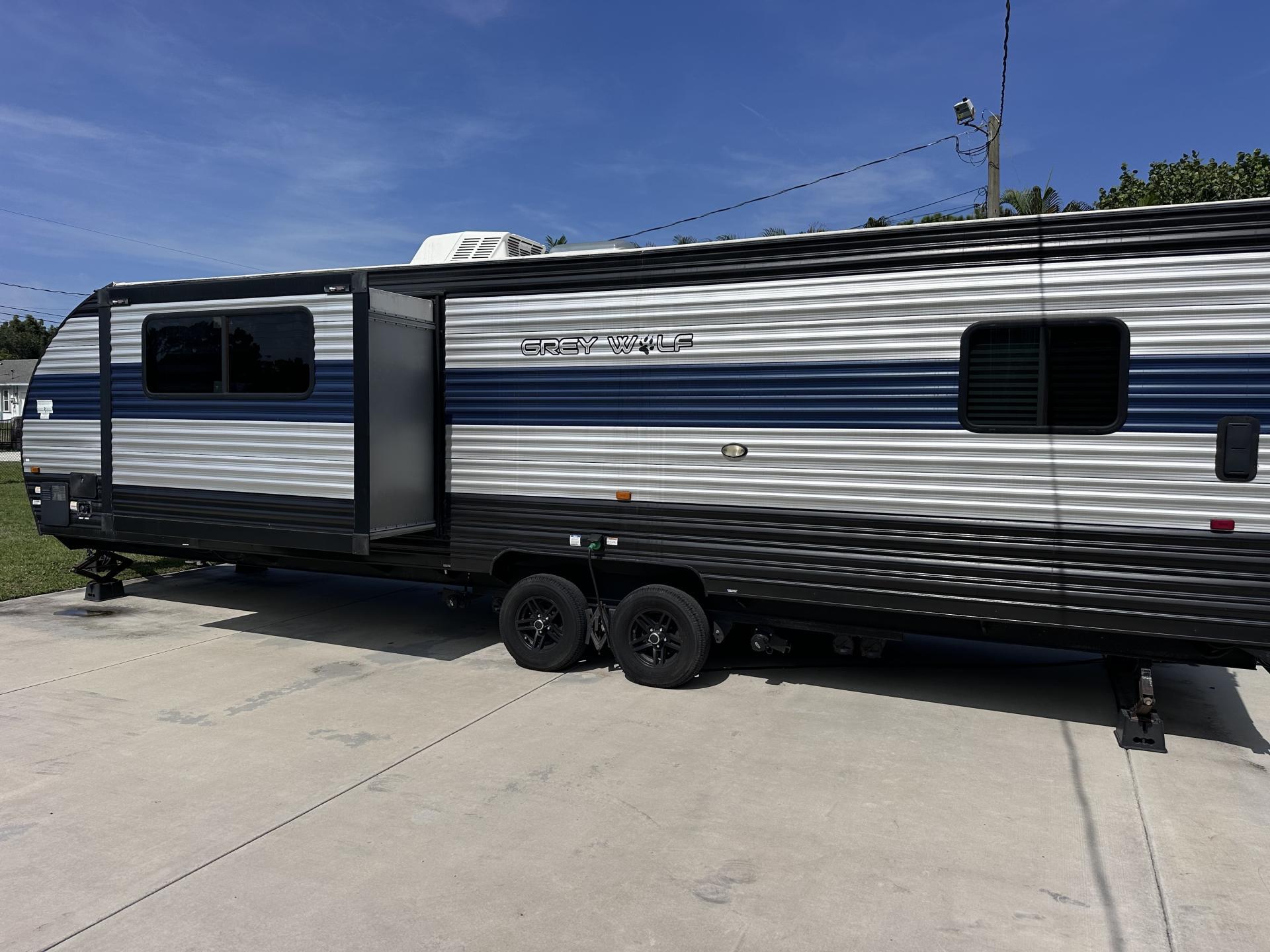 2022 FOREST RIVER GREY WOLF 27RR