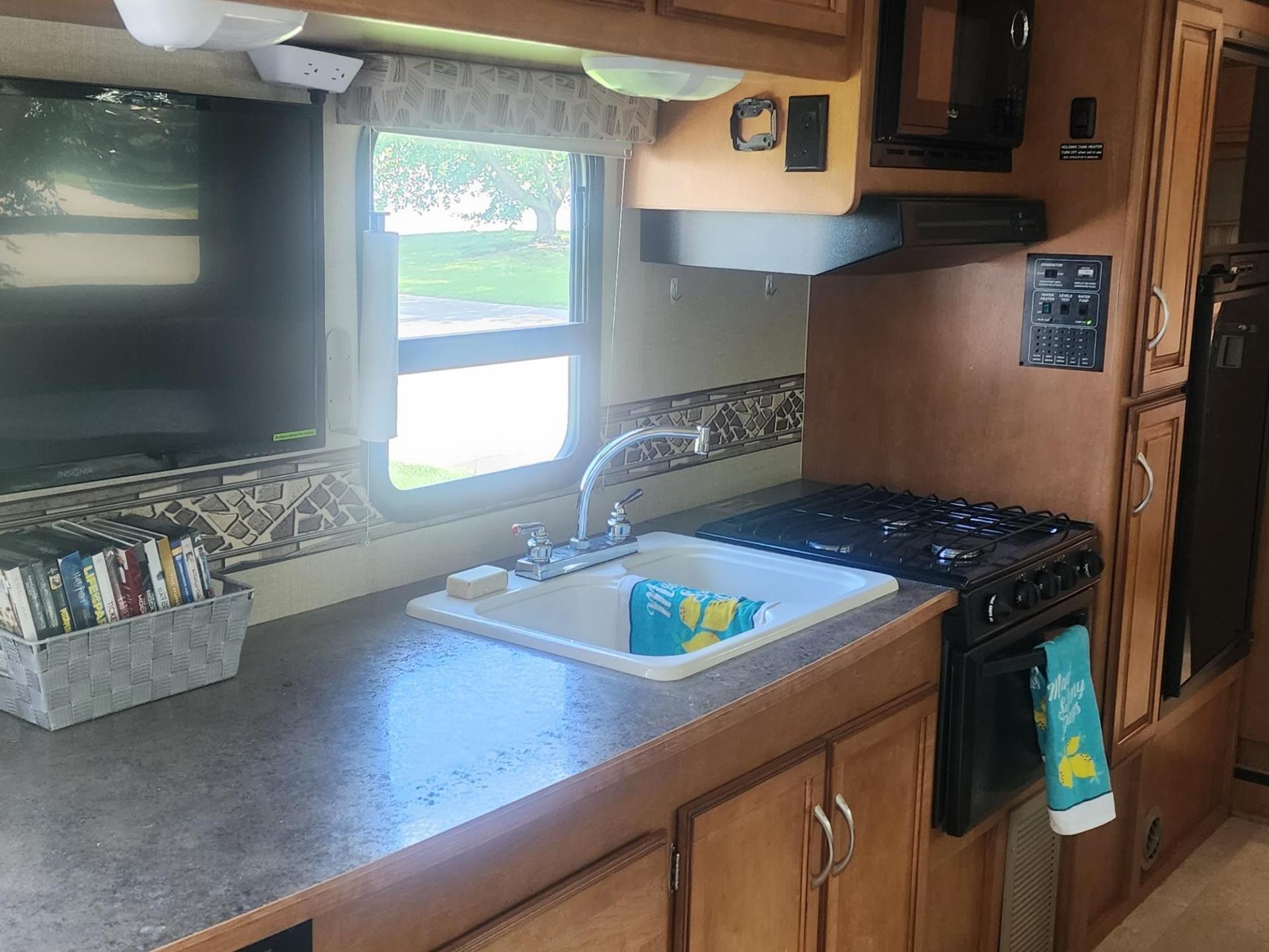 2015 WINNEBAGO MINNIE WINNIE 31K